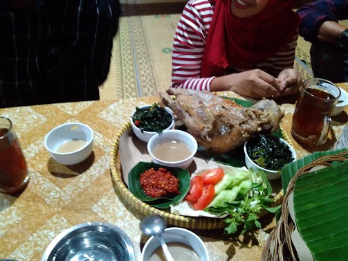 Rental Motor di Jogja untuk Wisata Kuliner ke Warung Ingkung Tepi Sawah Jogja