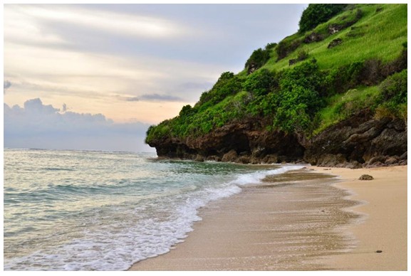 Menikmati keindahan Pantai Gunung Payung seakan milik sendiri